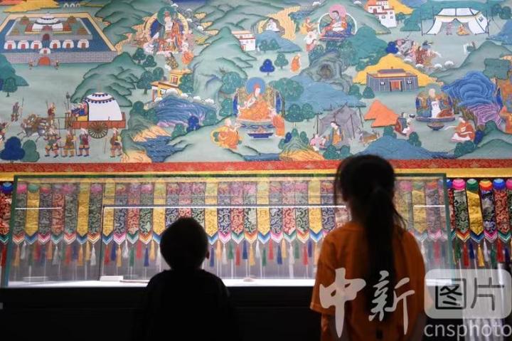 圖為觀眾參觀唐卡《涼州會盟》。 中新社記者 戴文昌 攝