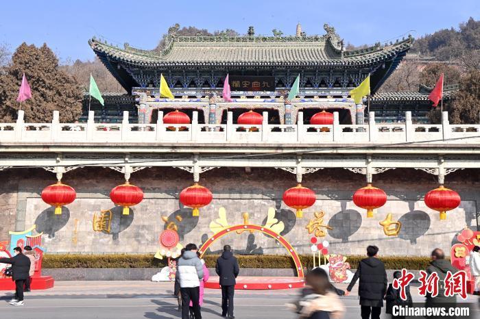 1月30日，裝扮一新的蘭州白塔山公園節日氛圍濃厚。九美旦增 攝</p><p>