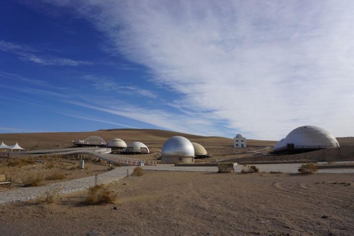 2023年11月28日拍攝的甘肅省武威市民勤縣“摘星小鎮”一角。新華社記者 賈釗 攝