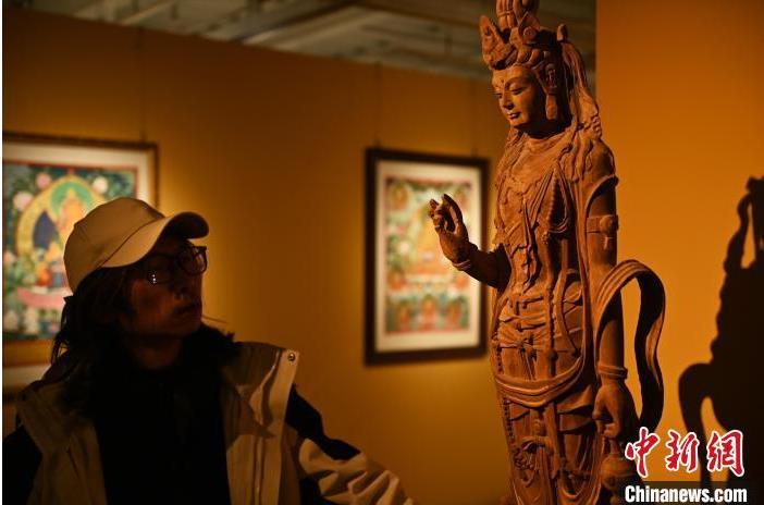 圖為季茂杰觀察自己創作的敦煌木雕。李亞龍 攝</p>
<p>