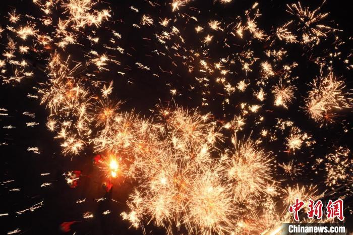灼熱的鐵水在空中迸散。在空中形成“鐵花火雨”的景象,似天女散花,似群星漫天,如夢如幻,美不勝收。侯奇志 攝</p>
<p> 灼熱的鐵水在空中迸散。在空中形成“鐵花火雨”的景象,似天女散花,似群星漫天,如夢如幻,美不勝收。侯奇志 攝</p>
<p>