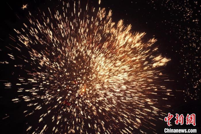 據悉,“花”與“發”諧音,取“打花打花,越打越發”之意。“打鐵花”不僅蘊含著人們祈福納祥的美好愿望,也展現了民間生鐵冶煉傳統技藝的工匠精神。侯奇志 攝 據悉,“花”與“發”諧音,取“打花打花,越打越發”之意。“打鐵花”不僅蘊含著人們祈福納祥的美好愿望,也展現了民間生鐵冶煉傳統技藝的工匠精神。侯奇志 攝