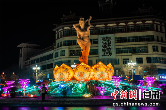 2024年春節(jié)期間，敦煌市中心盤旋路上的反彈琵琶燈組。王斌銀 攝