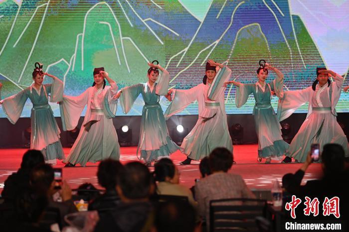 圖為工作人員進行舞蹈表演。李亞龍 攝