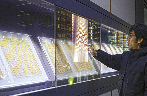 3月6日，工作人員在荊門市博物館新館內楚簡展廳展示使用互動裝置。新華每日電訊記者　胡競文