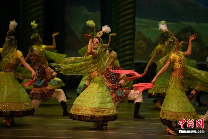 2024年2月23日晚，中國經典舞劇《絲路花雨》在甘肅蘭州演出恭賀新春。李亞龍 攝