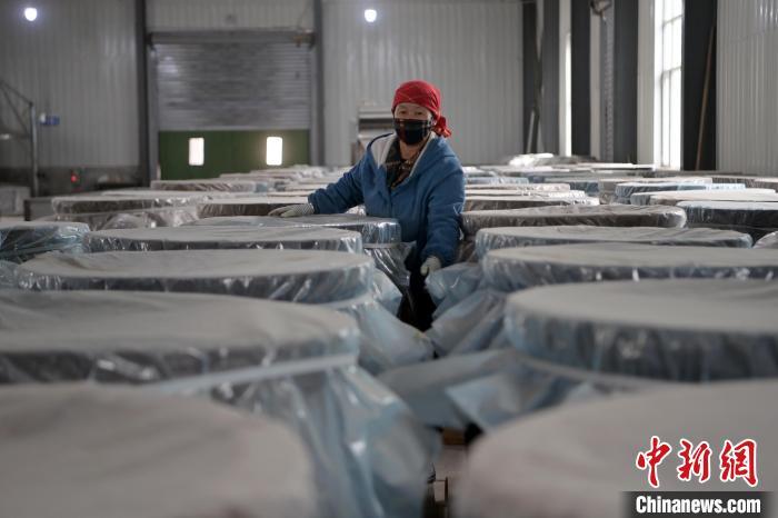 5月10日，工作人員檢查裝有酒糟的壇子。九美旦增　攝