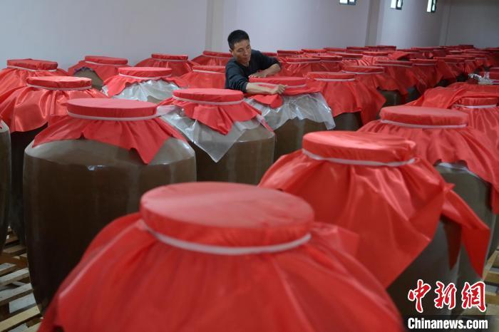 圖為5月10日，工作人員在儲酒庫檢查酒缸密封性。九美旦增　攝