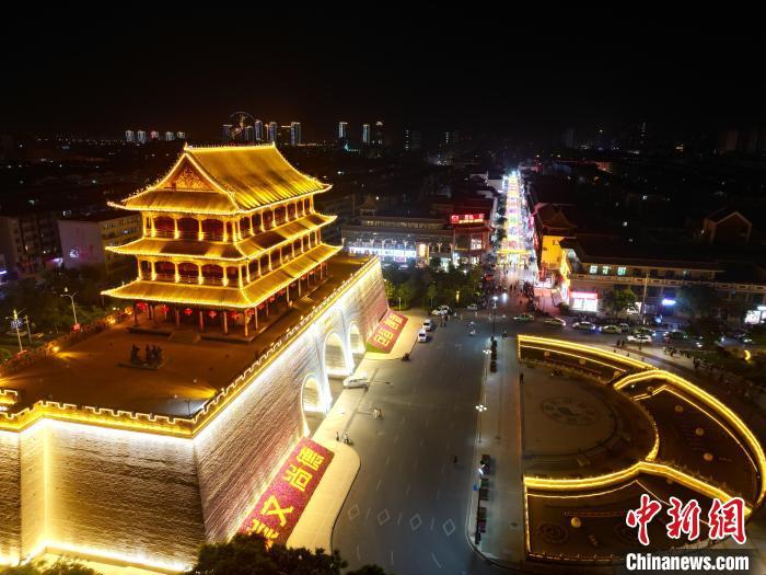 圖為武威市標志性建筑涼州古城門燈光亮起。(無人機照片) 　戴文昌 攝</p><p>