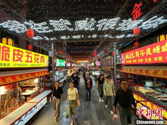 圖為明清街夜市燈光點亮“我在武威很想你”。　戴文昌 攝</p><p>