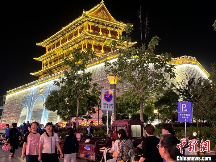 圖為夜幕降臨，涼州古城門燈光亮起。　戴文昌 攝