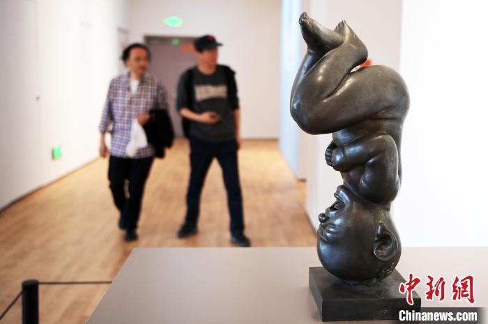 5月21日，觀眾參觀“絲路印跡”雕塑藝術作品展展出的雕塑作品。九美旦增 攝</p>
<p>