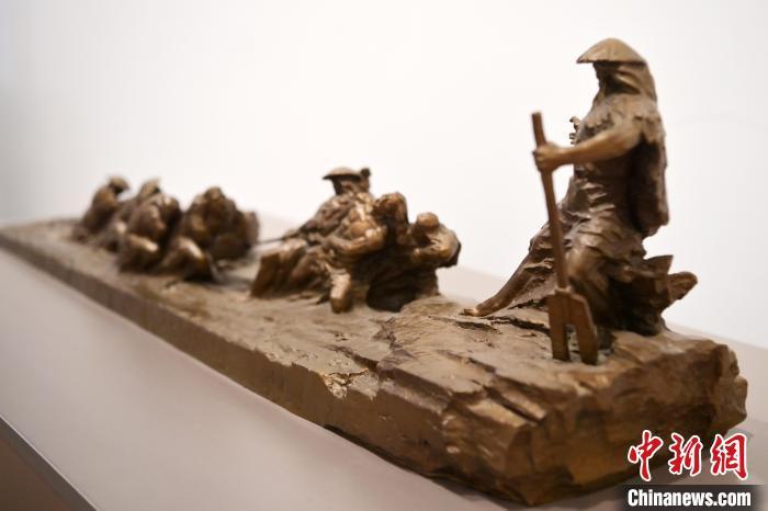 5月21日，在“絲路印跡”雕塑藝術作品展展出的作品《治水為民·禹德九州》。九美旦增 攝</p>
<p>