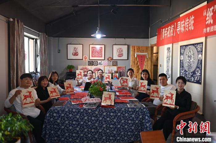 6月6日，在甘肅敦煌青年夜校課程中，青年學員展示學習敦煌非遺剪紙的成果。