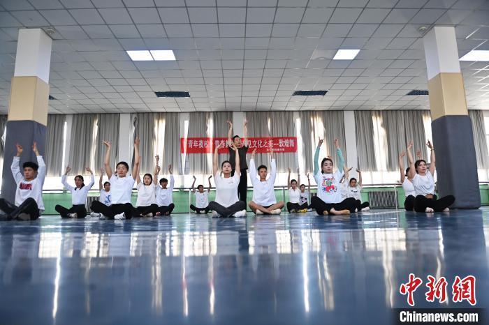 6月6日，在甘肅敦煌青年夜校課程中，青年學員學習敦煌舞課程。李亞龍 攝　　