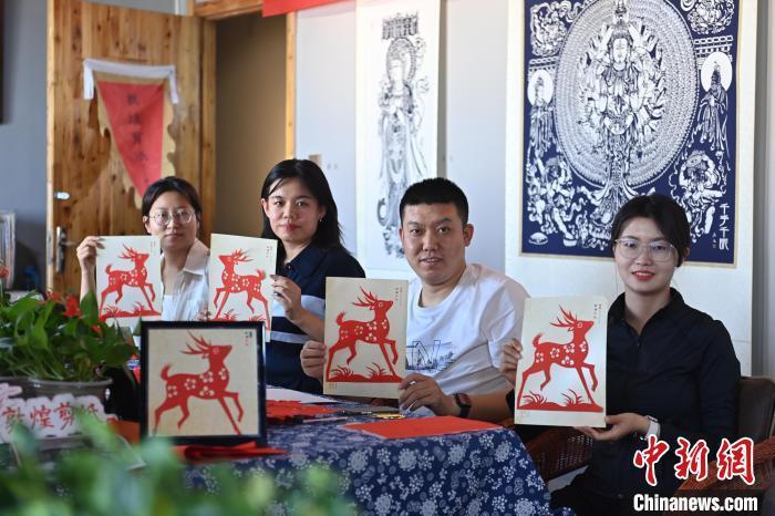 6月6日，在甘肅敦煌青年夜校課程中，青年學員展示學習敦煌非遺剪紙的成果。李亞龍 攝　　