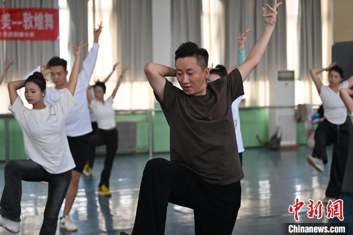 6月6日，在甘肅敦煌青年夜校課程中，青年學員學習敦煌舞課程。李亞龍 攝　　