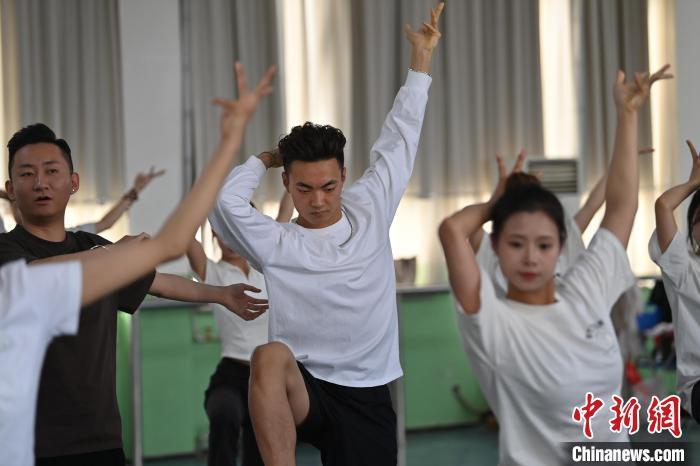 6月6日，在甘肅敦煌青年夜校課程中，青年學員學習敦煌舞課程。李亞龍 攝　　