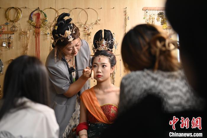 6月6日，在甘肅敦煌青年夜校課程中，青年學員學習敦煌美妝課程。李亞龍 攝　　