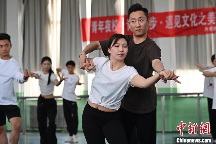 6月6日，在甘肅敦煌青年夜校課程中，學員學習敦煌舞課程。李亞龍 攝　　