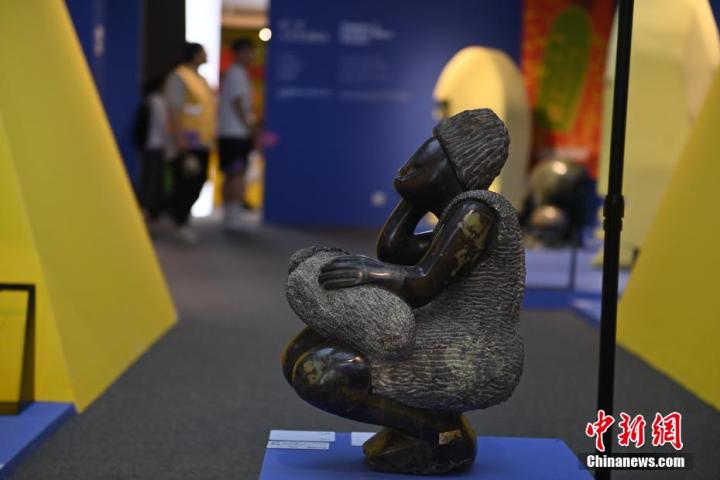 圖為游客參觀藝術展。中新社記者 李亞龍 攝</p>
<p>