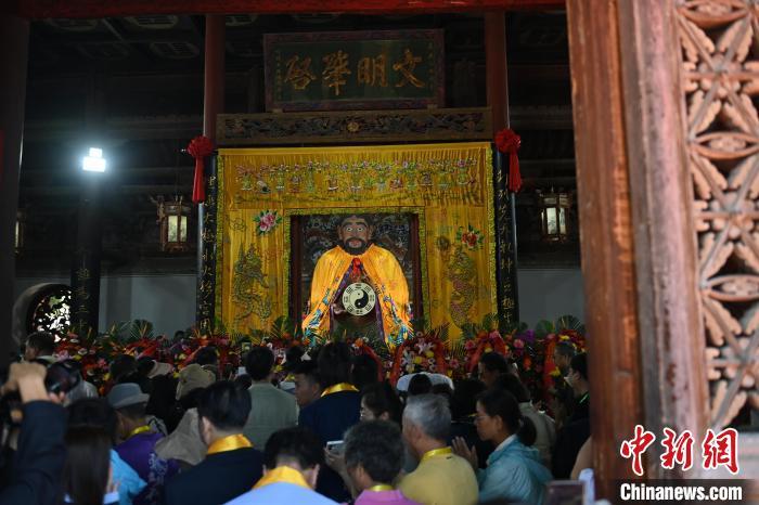 6月21日，2024(甲辰)年公祭中華人文始祖伏羲大典在甘肅天水舉行，來自海峽兩岸及港澳地區(qū)約500人現(xiàn)場共祭中華人文始祖伏羲。中新社記者 李亞龍 攝