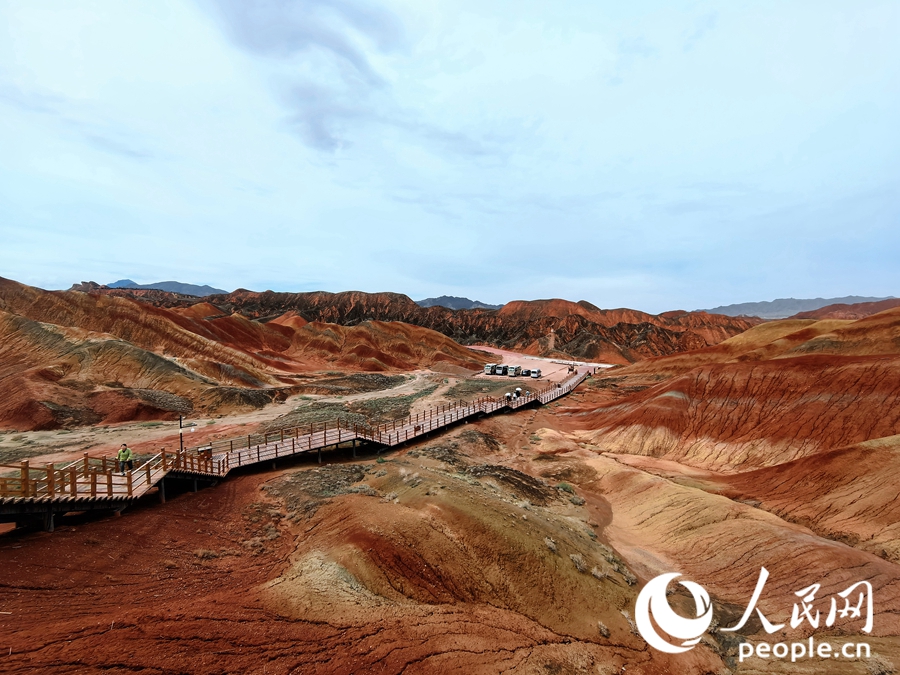  雨后的七彩丹霞，顏色格外艷麗。人民網(wǎng) 黃津曉虎攝