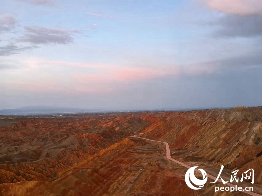 日落時(shí)分，余暉與丹霞交相輝映。人民網(wǎng)記者 唐嘉藝攝