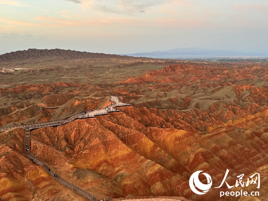 日落時(shí)分，余暉與丹霞交相輝映。人民網(wǎng)記者 徐冬兒攝