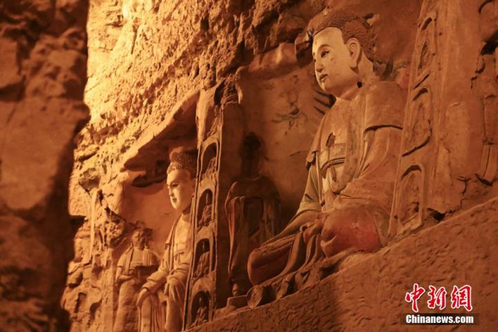 7月15日，甘肅省平涼市涇川縣百里石窟長廊中的王母宮石窟造像。百里石窟長廊位于涇川縣境內，由512個石窟、5眼窟中石井組成，現存王母宮石窟、鳳凰山石窟、南石窟寺、丈八寺石窟、羅漢洞石窟、太山寺石窟等規模較大的石窟群，還有數量眾多的小石窟群。王母宮石窟又名千佛洞，該窟設計宏大，造像生動，窟內擁有造像數百尊，是較為珍貴的佛教文化歷史遺存。中新社記者 李亞龍 攝</p>
<p>
