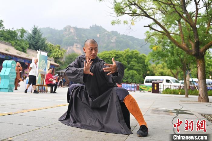 7月14日，甘肅省平?jīng)鍪嗅轻忌骄皡^(qū)內(nèi)，嵩山少林弟子展示武藝。7月13日至14日，“2024年北京體育大學(xué)第十五屆國際武術(shù)比賽交流大會暨首屆崆峒山國際武術(shù)大會”舉行，大會也在崆峒山景區(qū)進行問道崆峒、武術(shù)高級研修班、崆峒拜師等系列活動。中新社記者 李亞龍 攝</p>
<p>