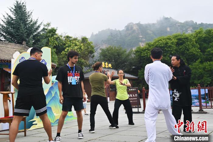 7月14日，甘肅省平?jīng)鍪嗅轻忌骄皡^(qū)內(nèi)，外籍武術(shù)愛好者學(xué)習(xí)崆峒派武術(shù)。7月13日至14日，“2024年北京體育大學(xué)第十五屆國際武術(shù)比賽交流大會暨首屆崆峒山國際武術(shù)大會”舉行，大會也在崆峒山景區(qū)進行問道崆峒、武術(shù)高級研修班、崆峒拜師等系列活動。中新社記者 李亞龍 攝</p>
<p>