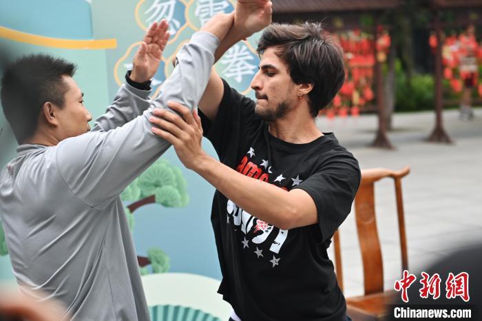 7月14日，甘肅省平?jīng)鍪嗅轻忌骄皡^(qū)內(nèi)，外籍武術(shù)愛好者(右)進行忽雷太極拳切磋。7月13日至14日，“2024年北京體育大學(xué)第十五屆國際武術(shù)比賽交流大會暨首屆崆峒山國際武術(shù)大會”舉行，大會也在崆峒山景區(qū)進行問道崆峒、武術(shù)高級研修班、崆峒拜師等系列活動。中新社記者 李亞龍 攝</p>
<p>