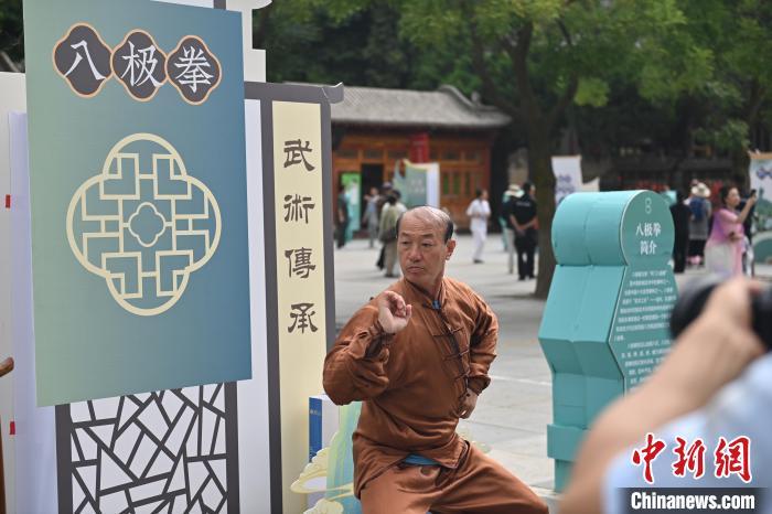 7月14日，甘肅省平?jīng)鍪嗅轻忌骄皡^(qū)內(nèi)，八極拳傳承人展示八極拳。7月13日至14日，“2024年北京體育大學(xué)第十五屆國際武術(shù)比賽交流大會暨首屆崆峒山國際武術(shù)大會”舉行，大會也在崆峒山景區(qū)進行問道崆峒、武術(shù)高級研修班、崆峒拜師等系列活動。中新社記者 李亞龍 攝</p>
<p>