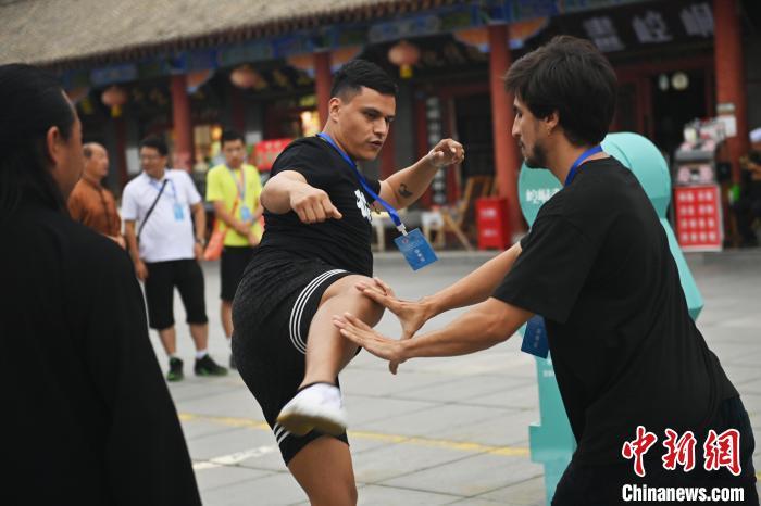 7月14日，甘肅省平?jīng)鍪嗅轻忌骄皡^(qū)內(nèi)，外籍武術(shù)愛好者切磋武藝。7月13日至14日，“2024年北京體育大學(xué)第十五屆國際武術(shù)比賽交流大會暨首屆崆峒山國際武術(shù)大會”舉行，大會也在崆峒山景區(qū)進行問道崆峒、武術(shù)高級研修班、崆峒拜師等系列活動。中新社記者 李亞龍 攝