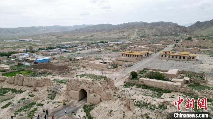 7月13日，位于山丹漢明長城遺址里的硤口古城。(無人機圖片) 　九美旦增 攝