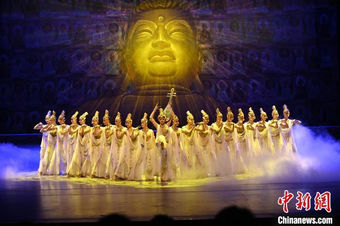 7月18日晚，中國經典舞劇《絲路花雨》在甘肅蘭州黃河劇院演出。李亞龍 攝