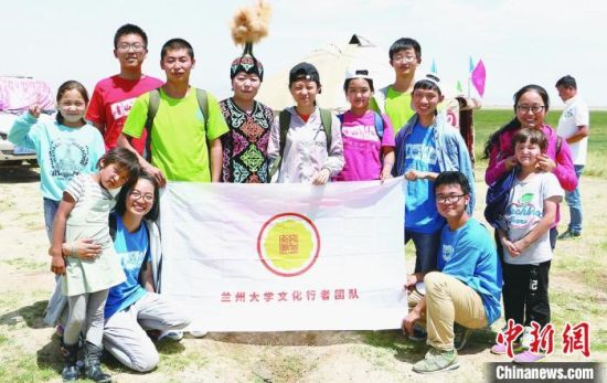 圖為蘭州大學(xué)文化行者團(tuán)隊(duì)走進(jìn)民族社區(qū)。(資料圖)蘭州大學(xué)供圖